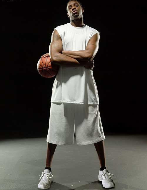 不可触碰的美，若昂-内维斯女友马达莱娜晒暗黑风妆造