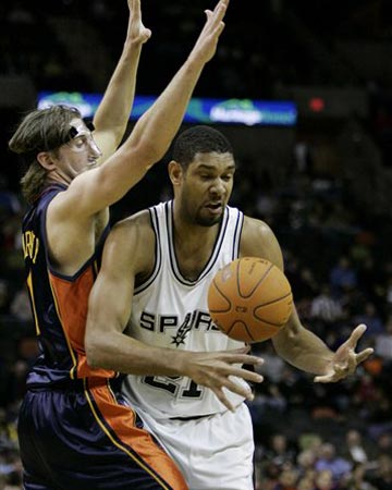 半决赛赛前为四川女篮米洛什和韩旭颁发最佳教练和常规赛MVP奖杯