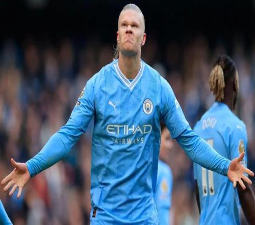 球队集体围着他庆祝太治愈