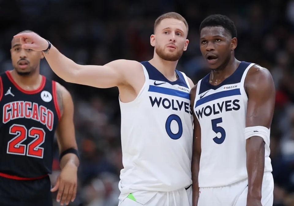 波士顿红袜队通过交易从圣路易斯红雀换得三届全明星威尔逊·康特雷拉斯及 800 万美元现金